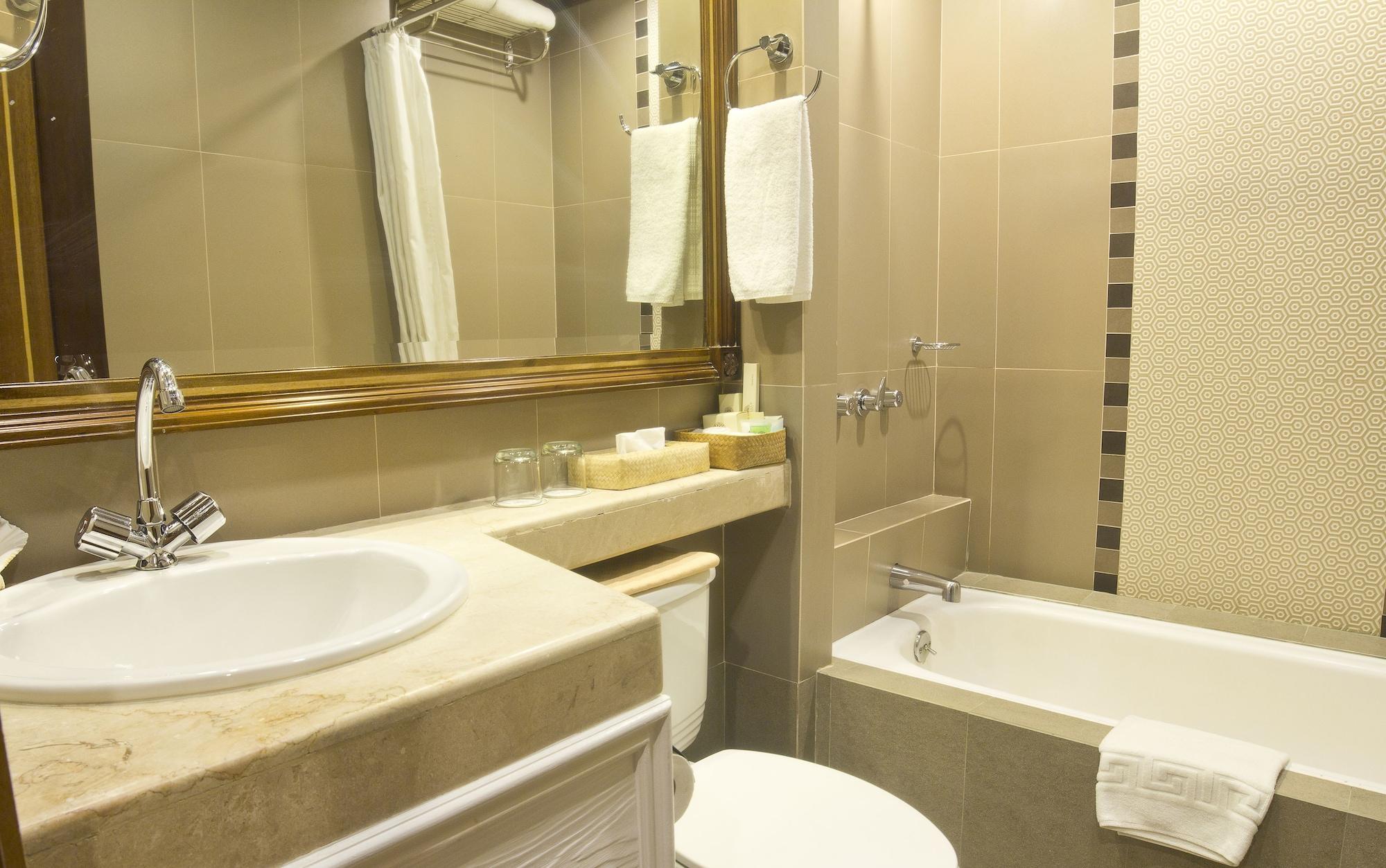Herald Suites - Multiple Use Hotel Makati City Buitenkant foto