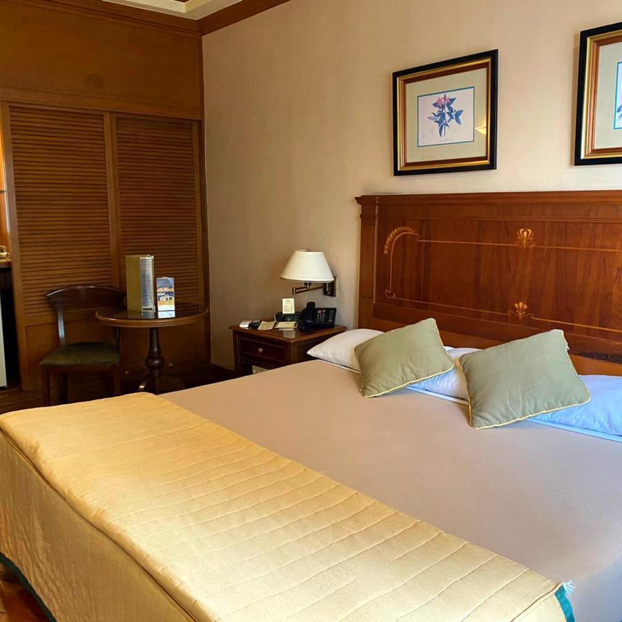 Herald Suites - Multiple Use Hotel Makati City Buitenkant foto