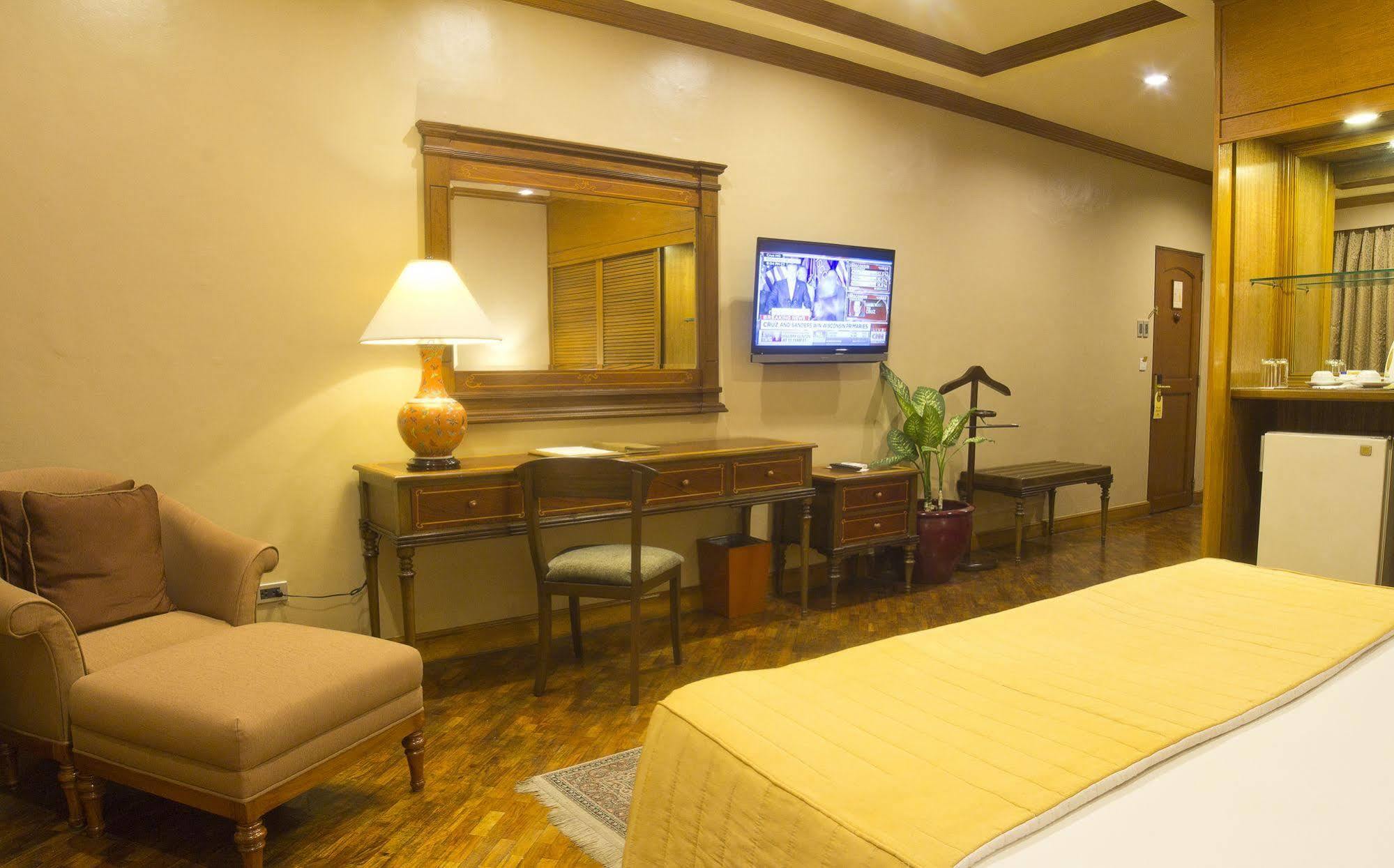 Herald Suites - Multiple Use Hotel Makati City Buitenkant foto