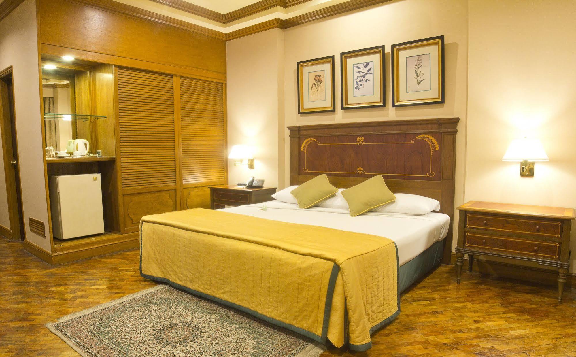 Herald Suites - Multiple Use Hotel Makati City Buitenkant foto
